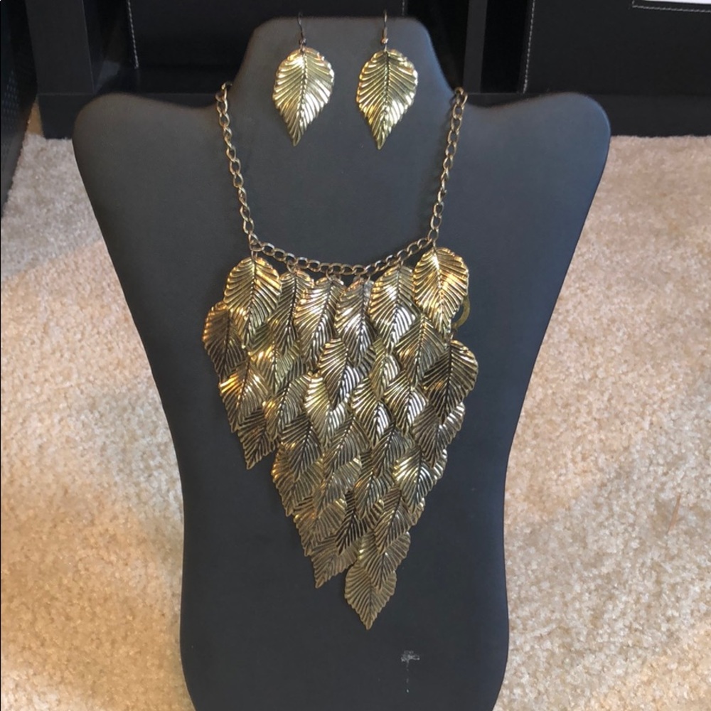 Beautiful 🍂 Necklace with matching earrings.